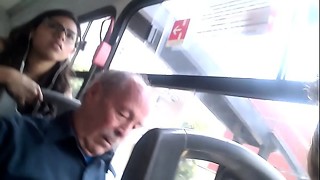 Uppie a hermosa flaquita en el bus hilo dental